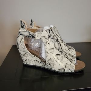 Jolimall Grey/ White Snakeskin Wedge Sandal Size 9
